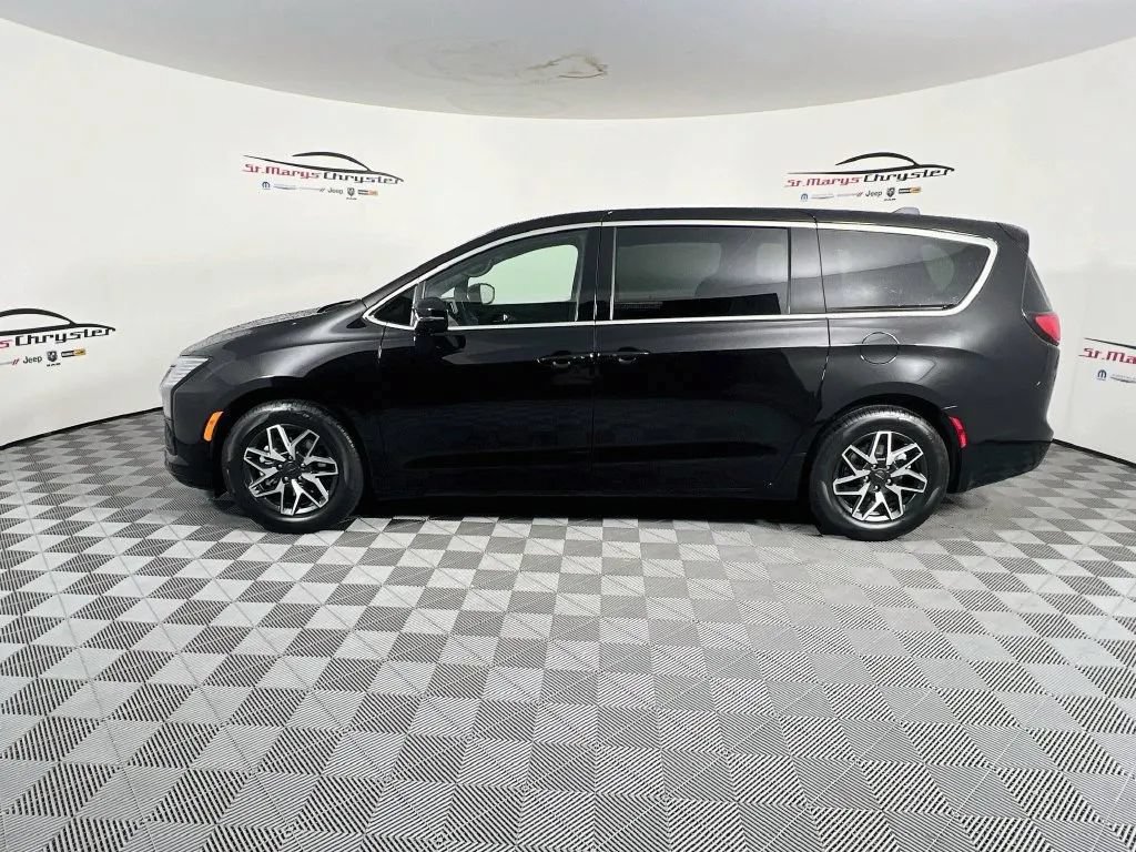 New 2027 Chrysler Pacifica Limited FWD image 5