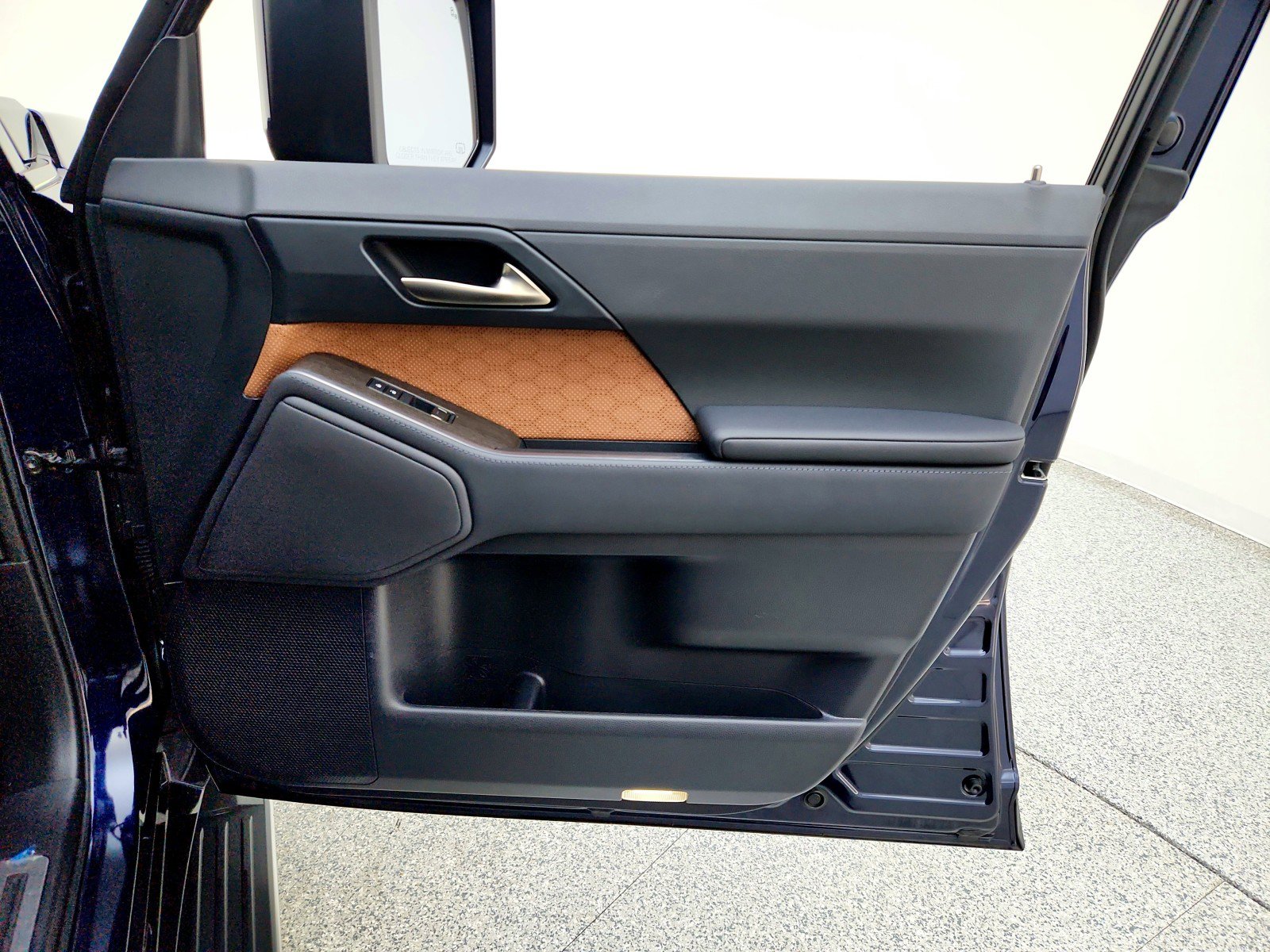 Used 2024 Lexus GX 550 w/ Accessory Package (31) image 27