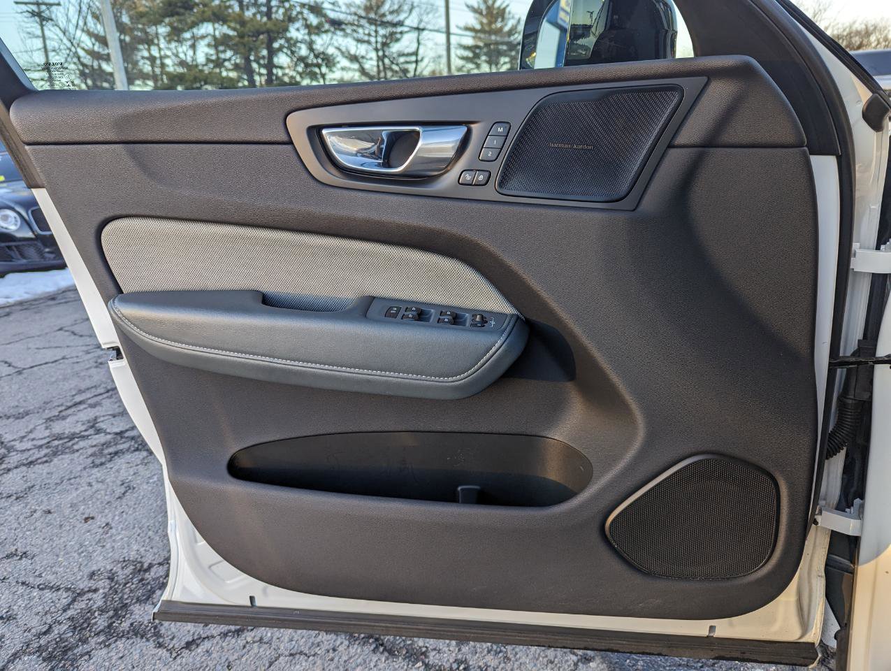 Used 2022 Volvo XC60 B5 R-Design w/ Advanced Package image 11