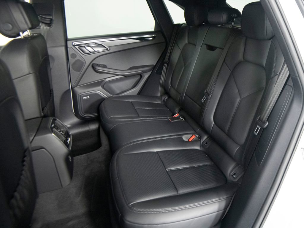Certified 2026 Porsche Macan AWD/4WD image 34