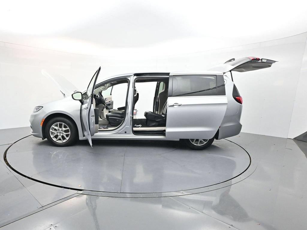 Used 2023 Chrysler Pacifica Touring-L FWD image 37