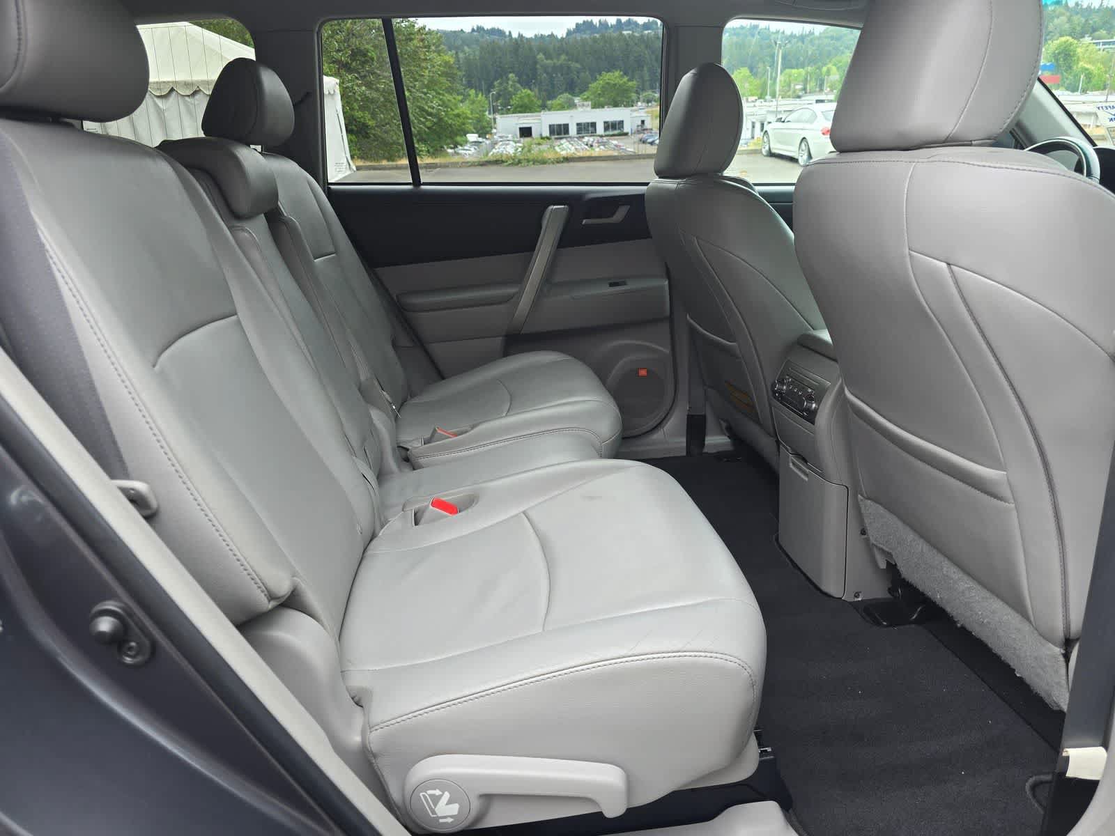 Used 2011 Toyota Highlander SE w/ Tow Pkg AWD/4WD image 14