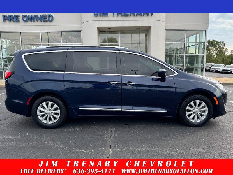 Used 2019 Chrysler Pacifica Touring-L FWD image 1