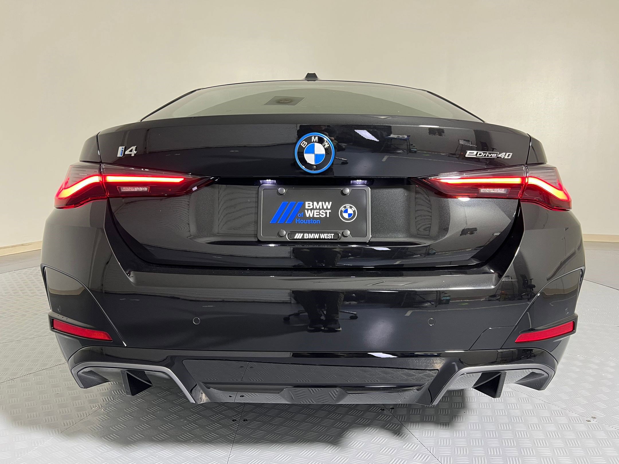 Used 2025 BMW i4 eDrive40 w/ M Sport Package image 9