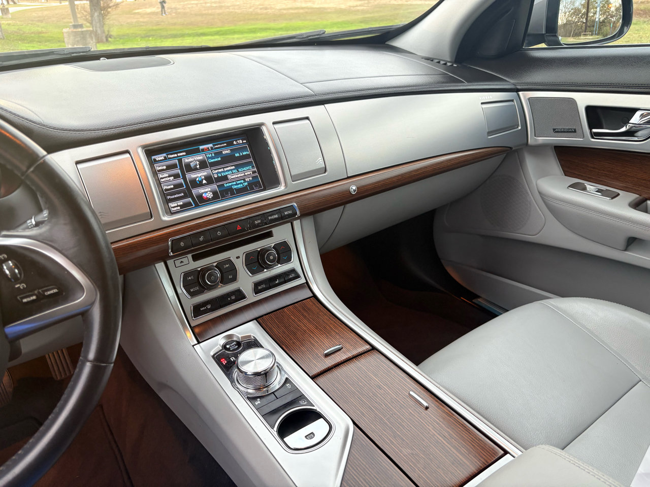 Used 2015 Jaguar XF Premium image 46