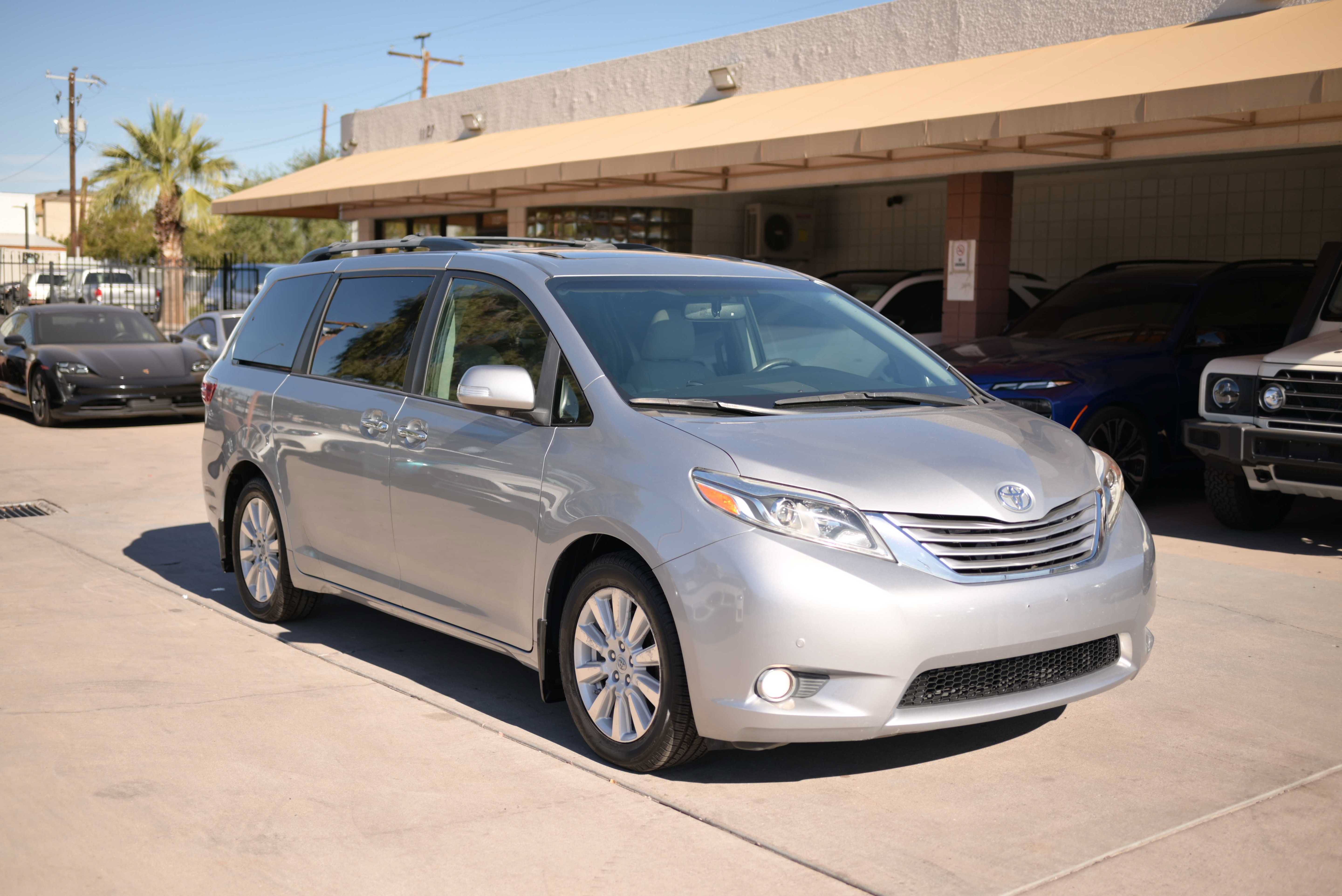 Used 2017 Toyota Sienna Limited FWD image 3