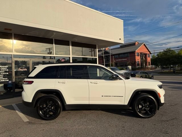 Used 2023 Jeep Grand Cherokee Altitude AWD/4WD image 12