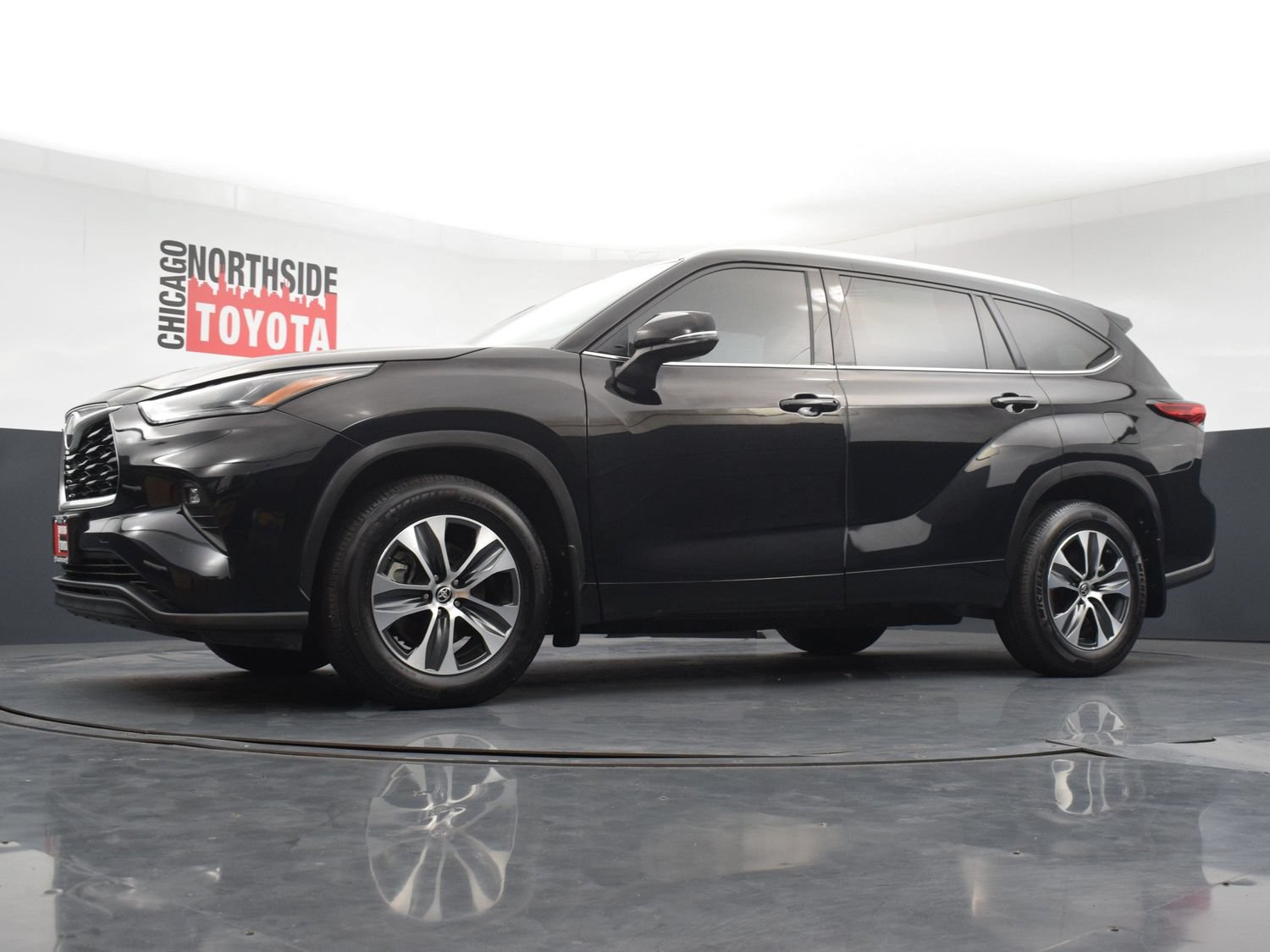 Used 2022 Toyota Highlander XLE AWD/4WD image 29