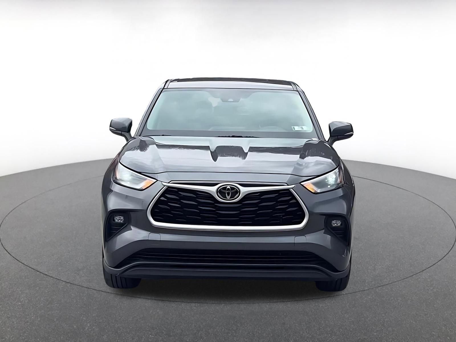 Used 2025 Toyota Highlander LE image 4