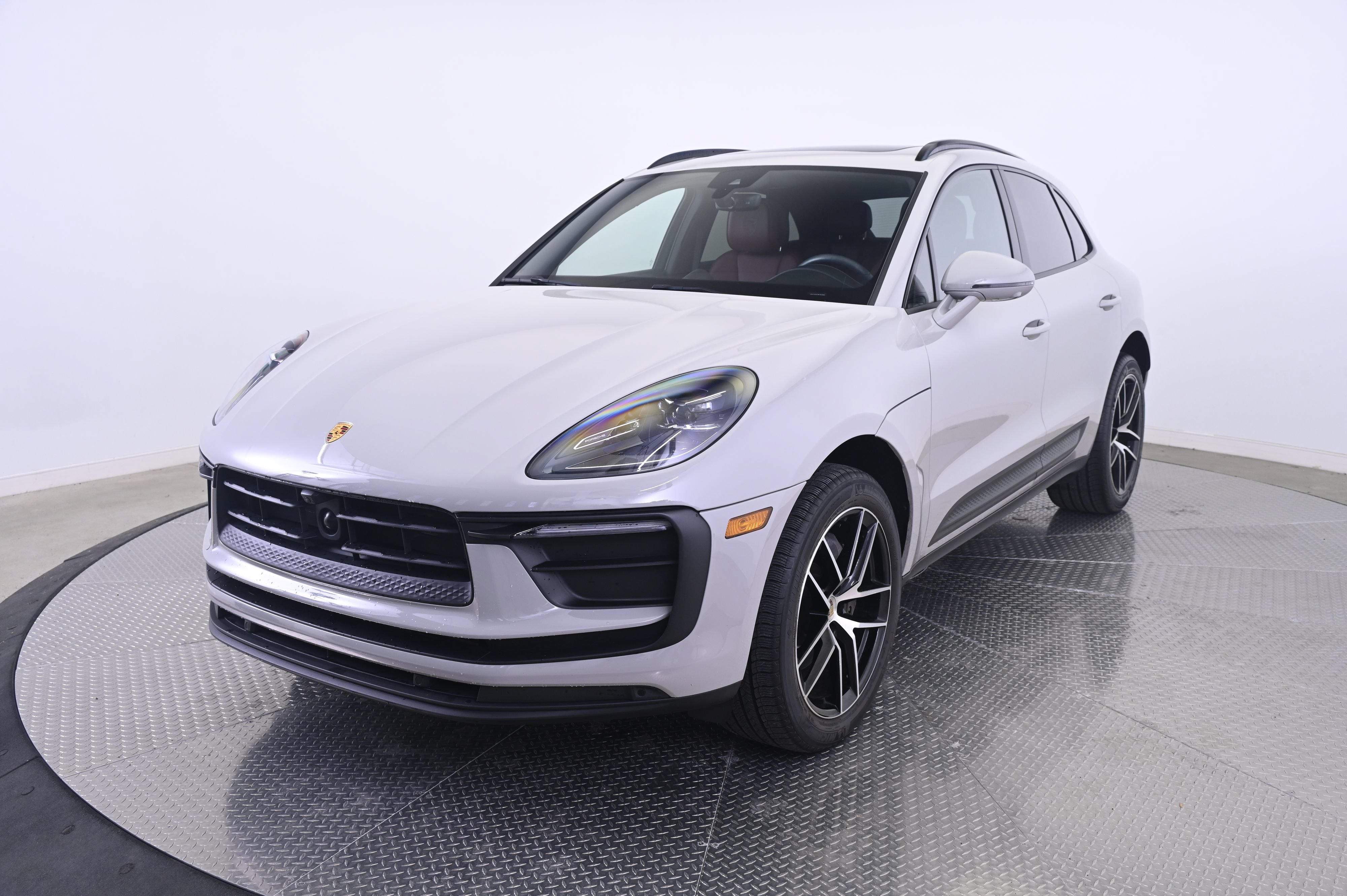 Certified 2023 Porsche Macan AWD/4WD image 1