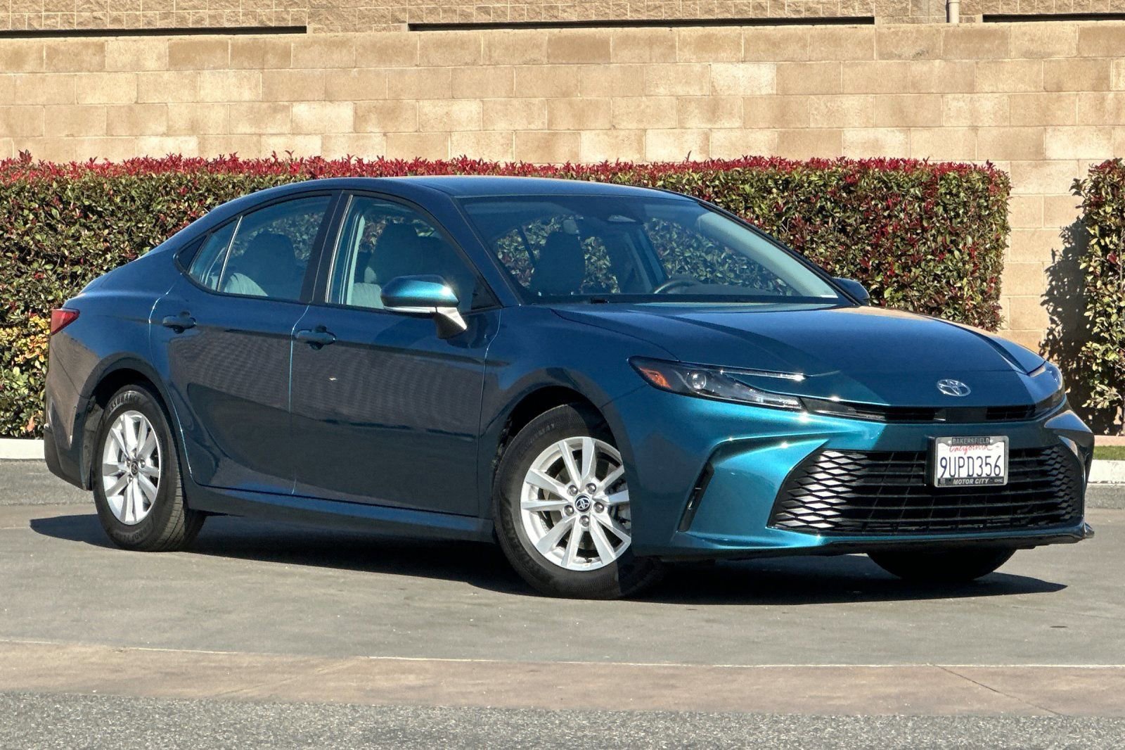 Used 2025 Toyota Camry LE video 2