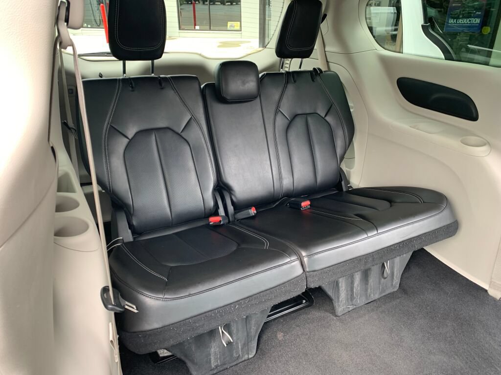 Used 2023 Chrysler Pacifica Touring-L FWD image 24