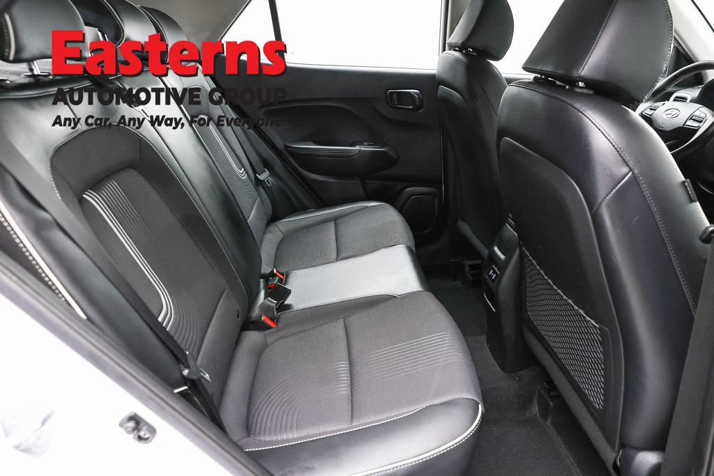 Used 2025 Hyundai Venue Limited FWD image 25