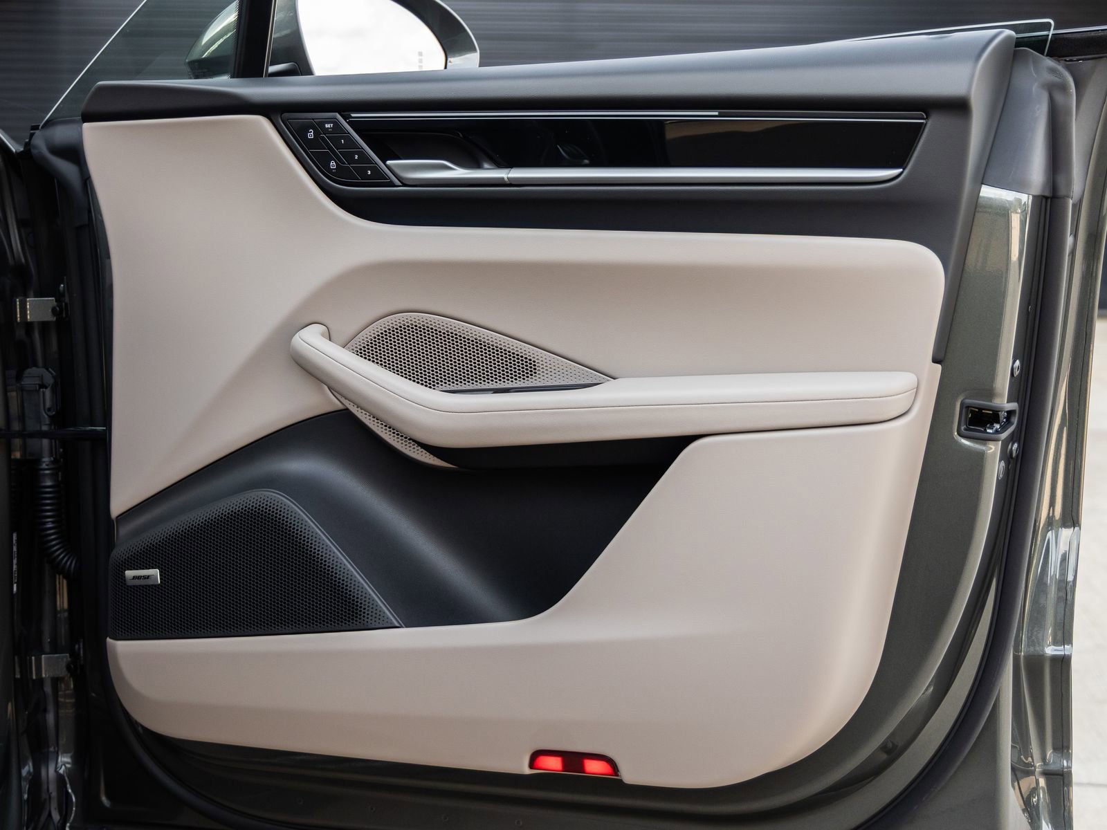 Certified 2025 Porsche Macan Electric image 39