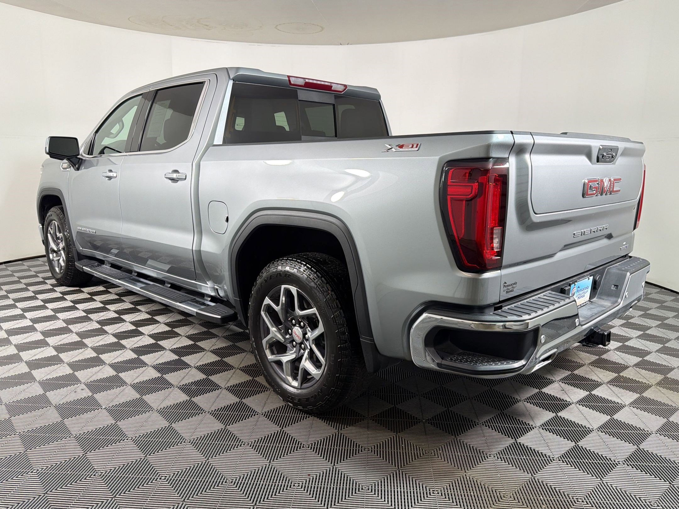 Used 2025 GMC Sierra 1500 SLT w/ SLT Premium Plus Package AWD/4WD image 2