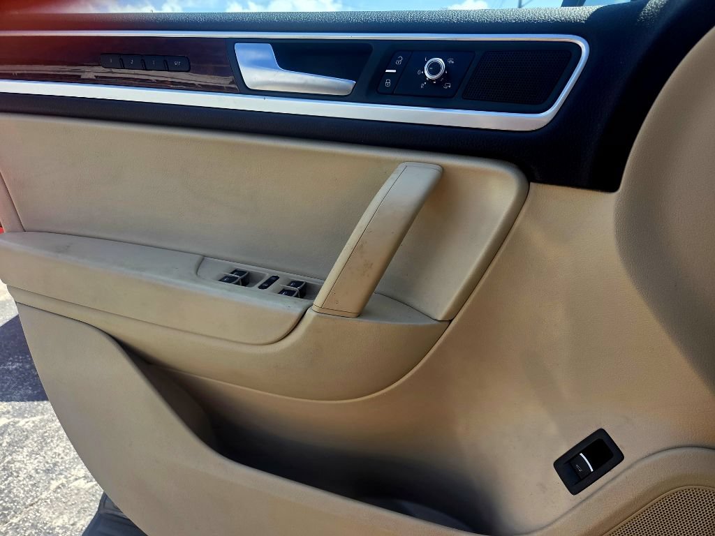 Used 2013 Volkswagen Touareg VR6 AWD/4WD image 9