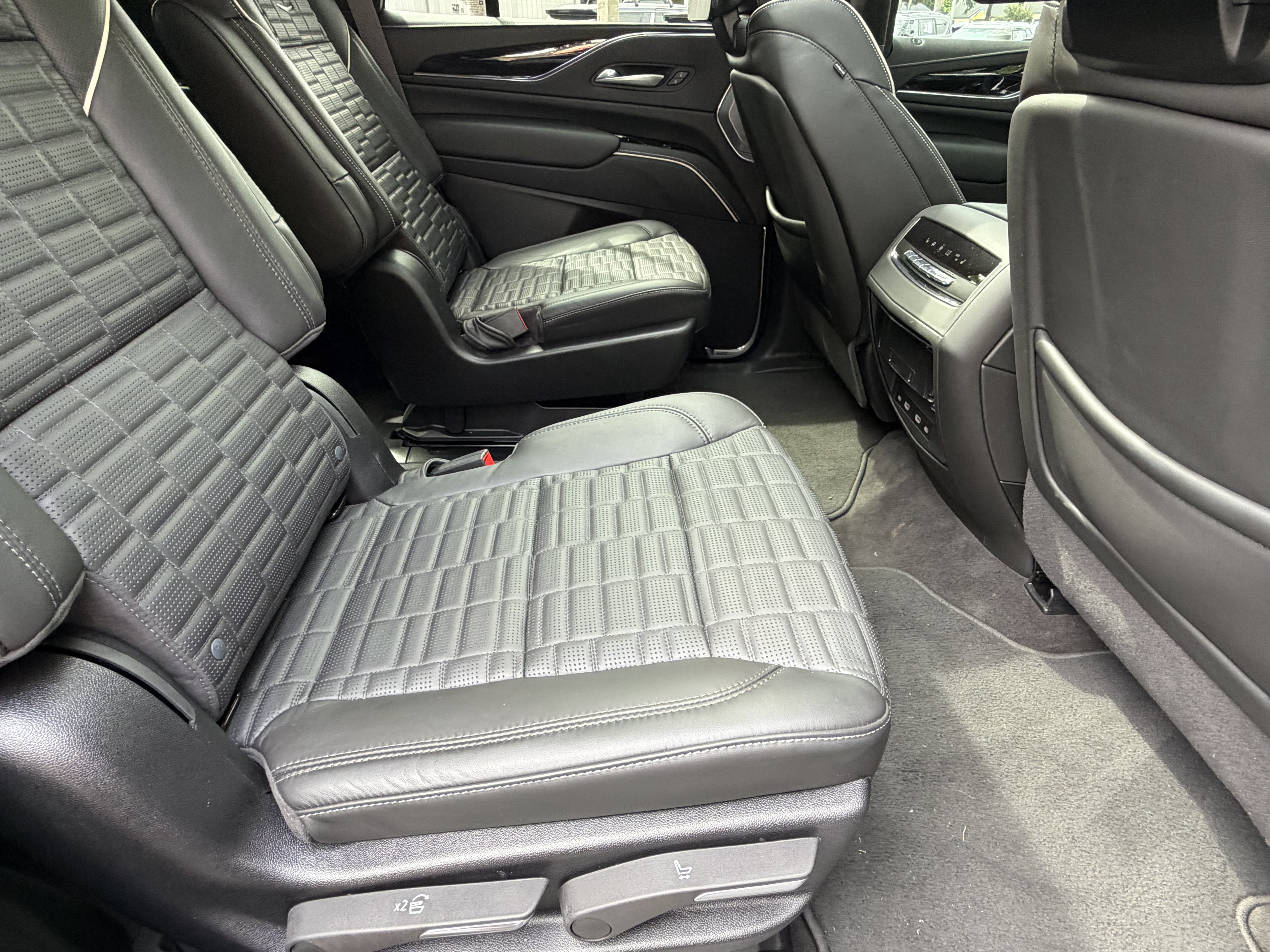 Used 2024 Cadillac Escalade V w/ LPO, ONYX Package AWD/4WD image 40
