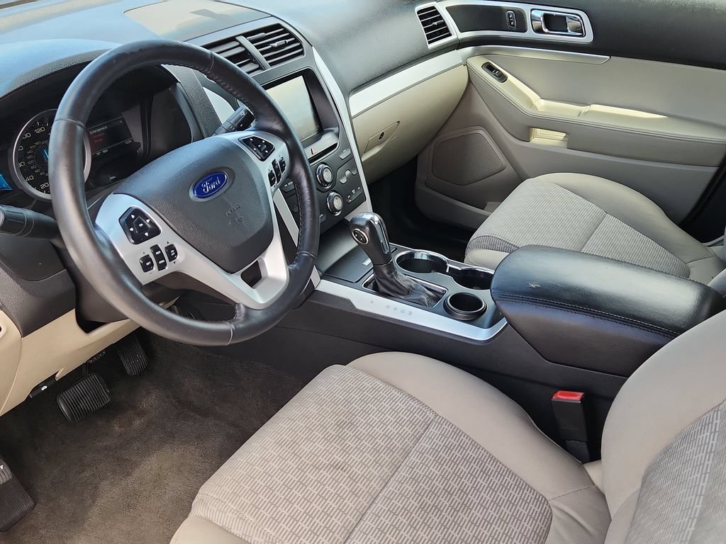 Used 2015 Ford Explorer XLT w/ Equipment Group 201A FWD image 8