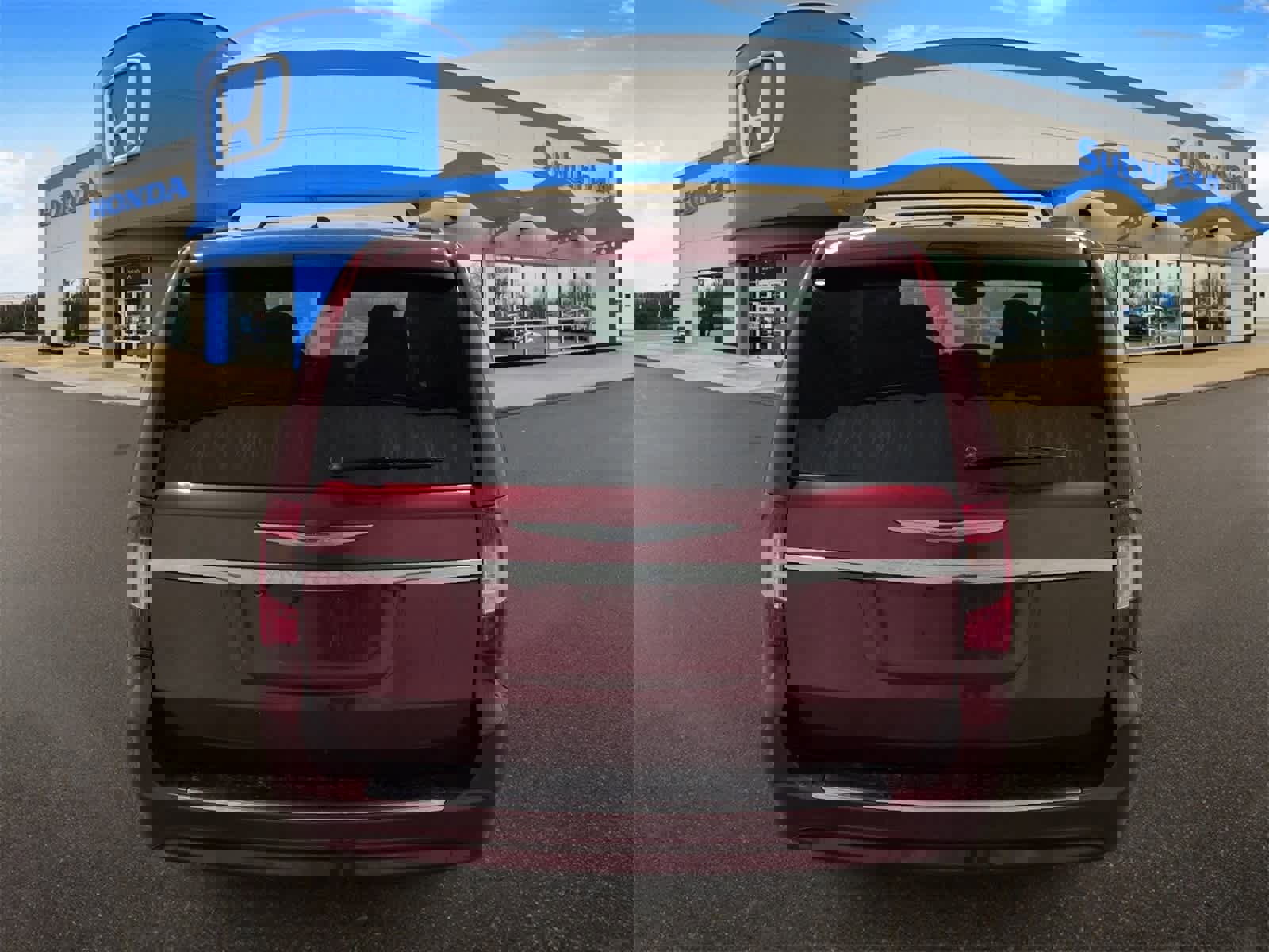 Used 2015 Chrysler Town & Country Touring-L w/ Driver Convenience Group image 7