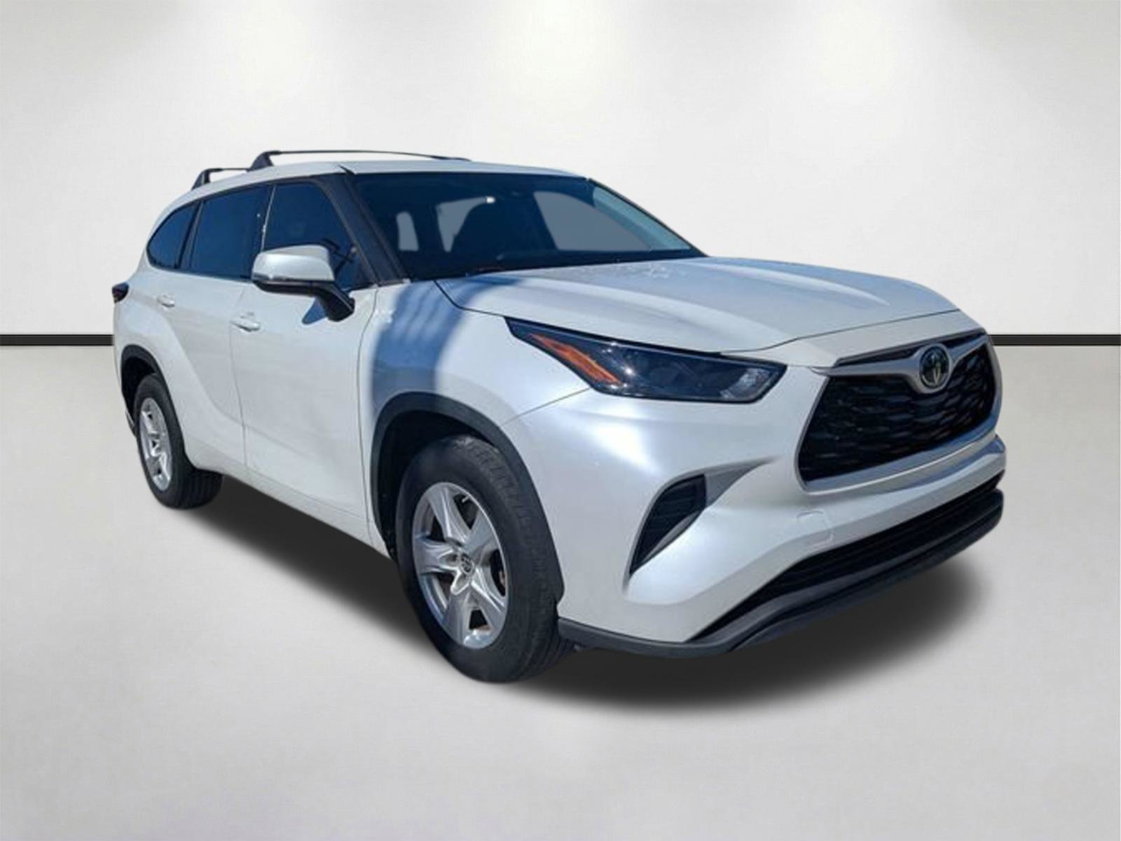 Used 2022 Toyota Highlander L FWD image 1