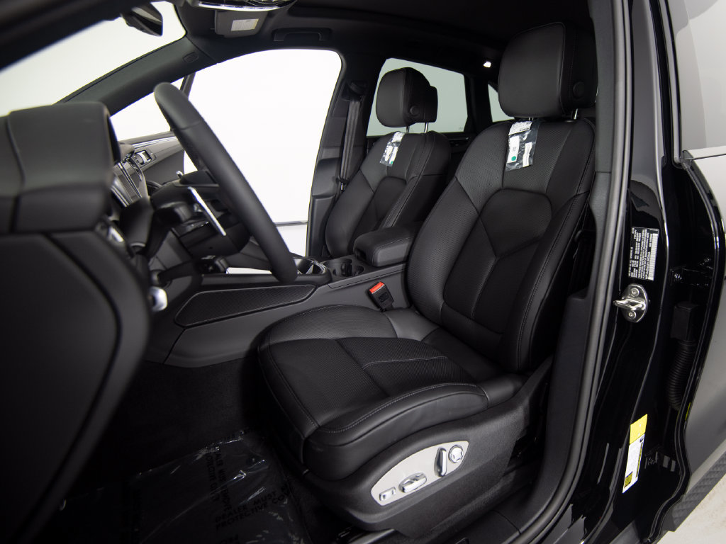 Certified 2026 Porsche Macan AWD/4WD image 5