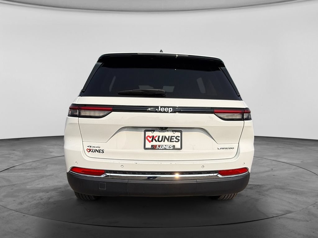 Used 2024 Jeep Grand Cherokee Laredo AWD/4WD image 9