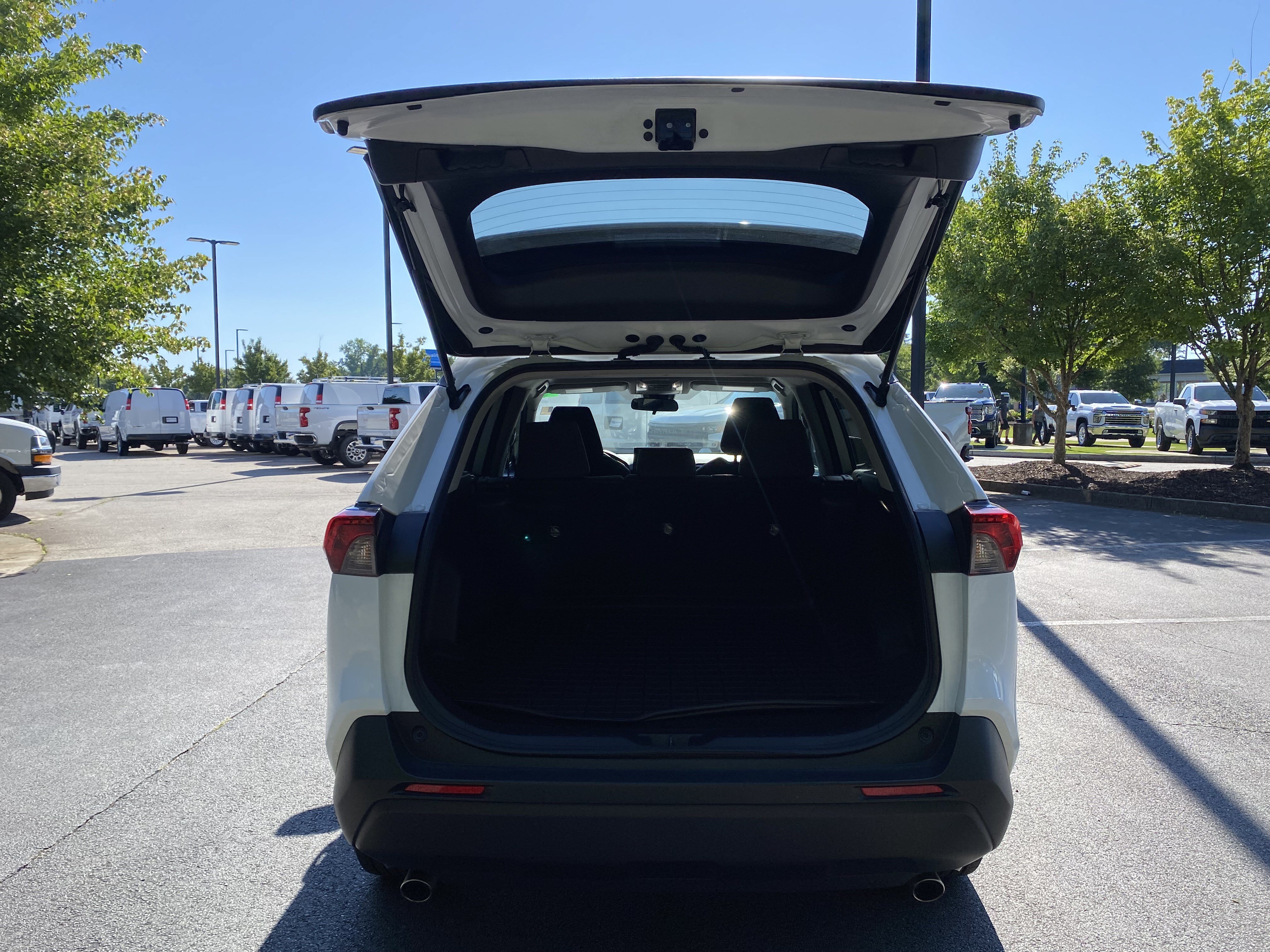 Used 2022 Toyota RAV4 LE FWD image 11