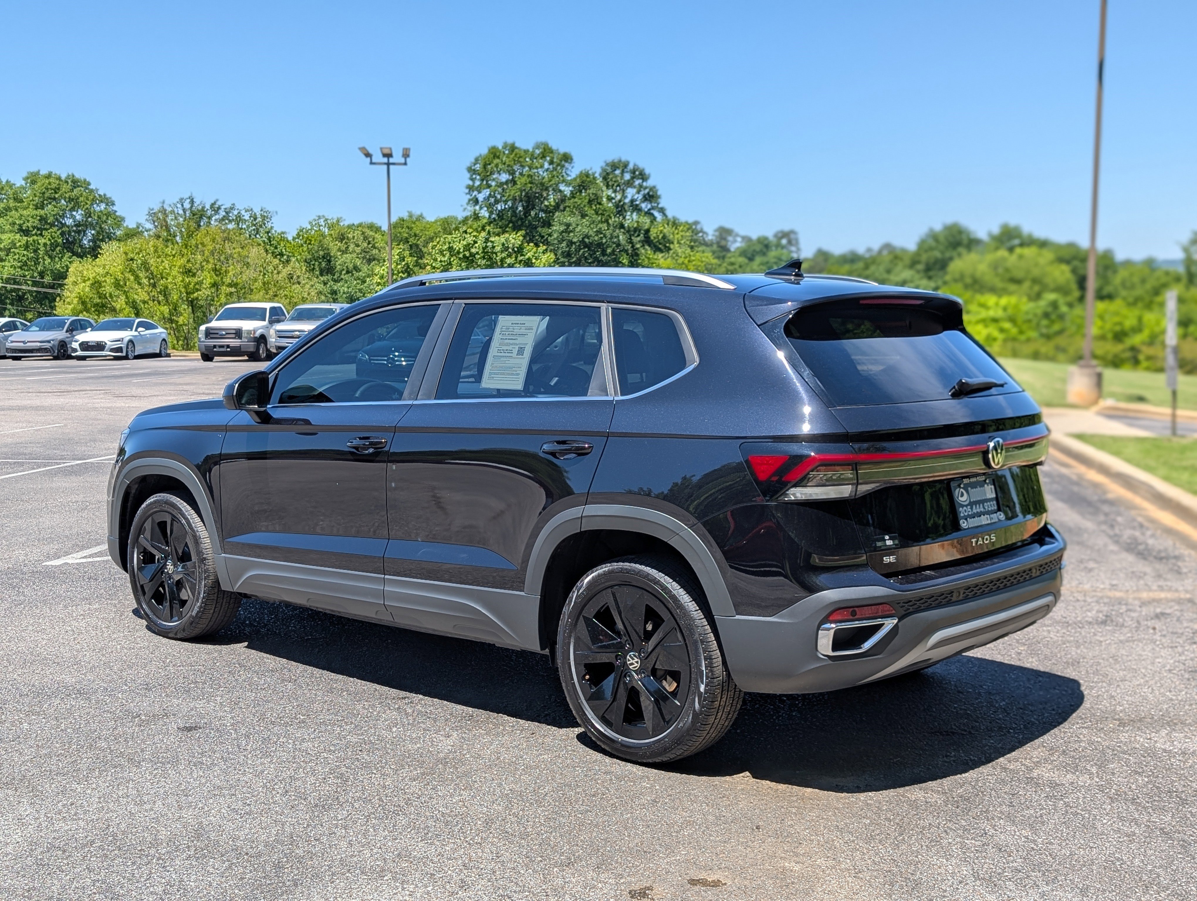 Used 2025 Volkswagen Taos SE w/ Panoramic Sunroof Package FWD image 7