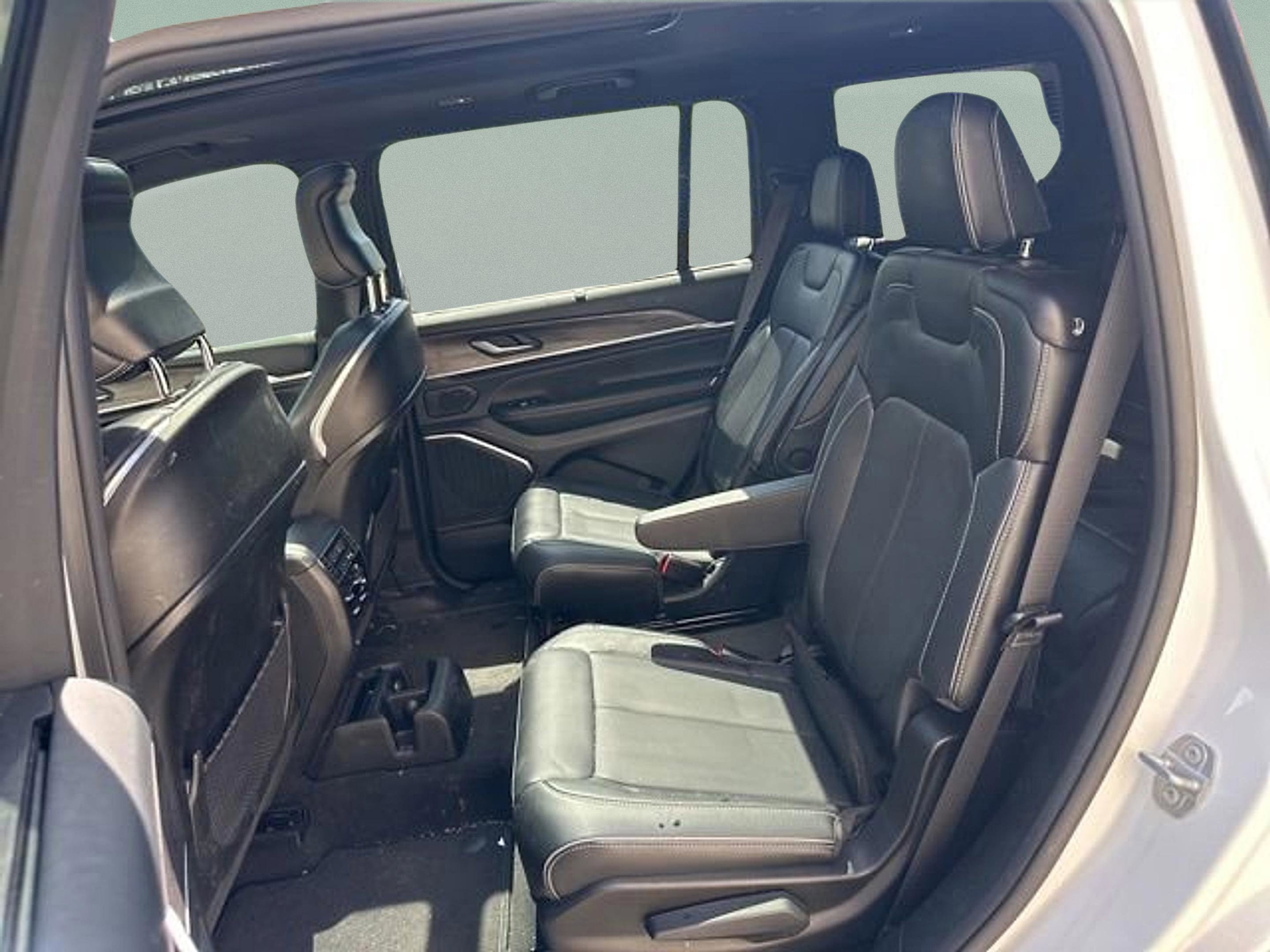 Used 2023 Jeep Grand Cherokee L Overland w/ Luxury Tech Group IV AWD/4WD image 14