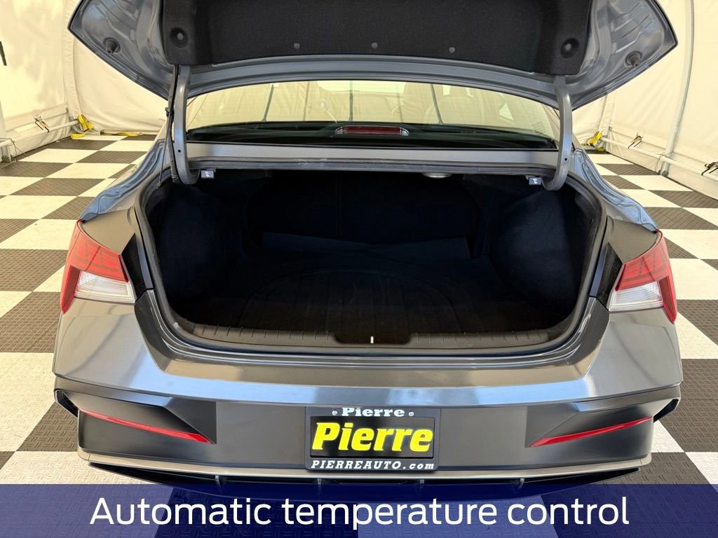 Used 2025 Hyundai Elantra Limited FWD image 4