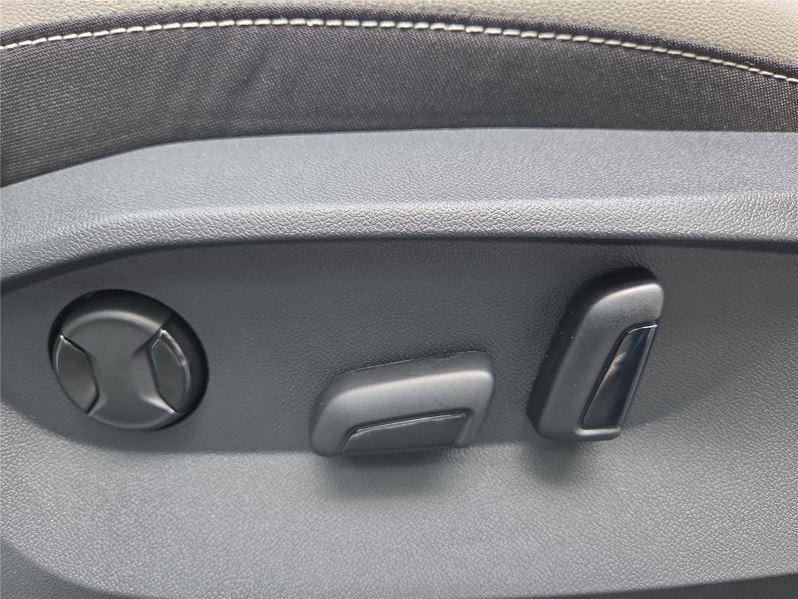 New 2025 Volkswagen Taos SE image 15