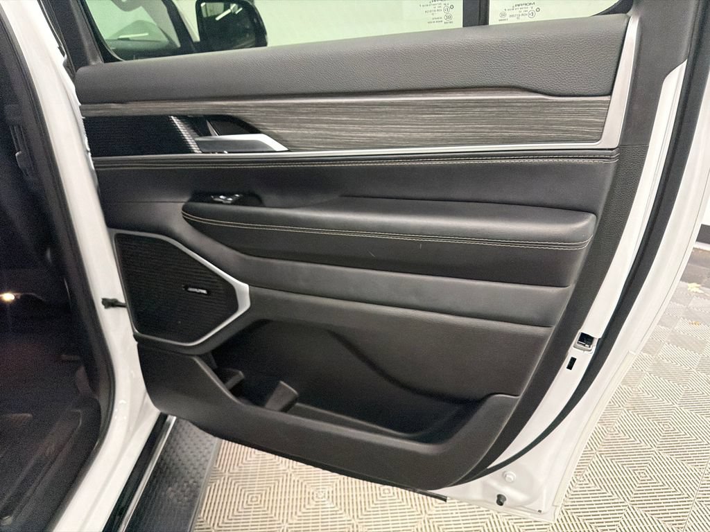 Used 2024 Jeep Wagoneer L Series II w/ Flexible Seating Group RWD image 18