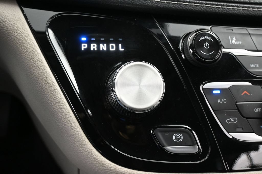 Used 2023 Chrysler Pacifica Touring-L FWD image 21