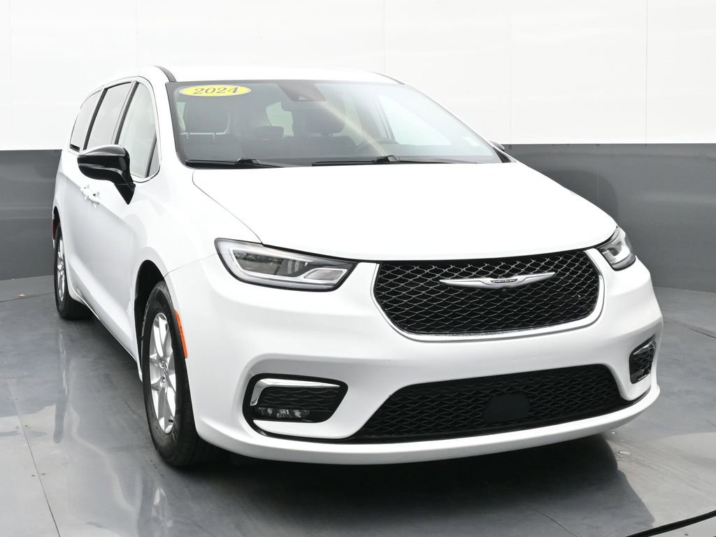 Used 2024 Chrysler Pacifica Touring-L image 8