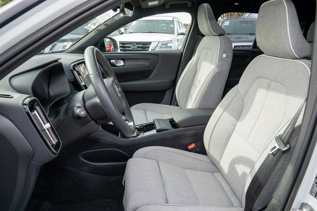 Used 2023 Volvo XC40 Recharge Ultimate image 14