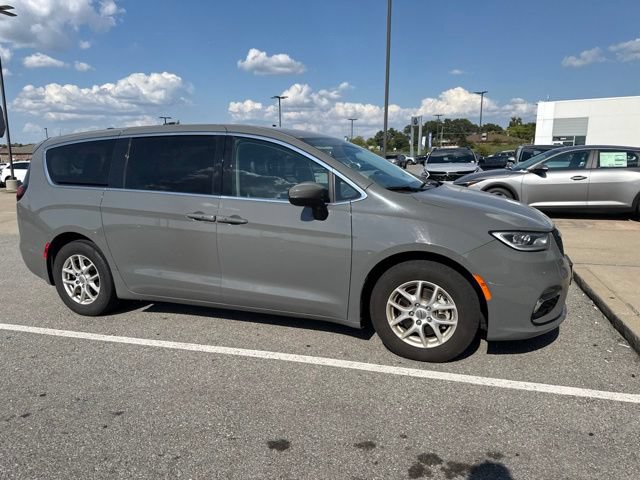 Used 2023 Chrysler Pacifica Touring-L FWD image 11