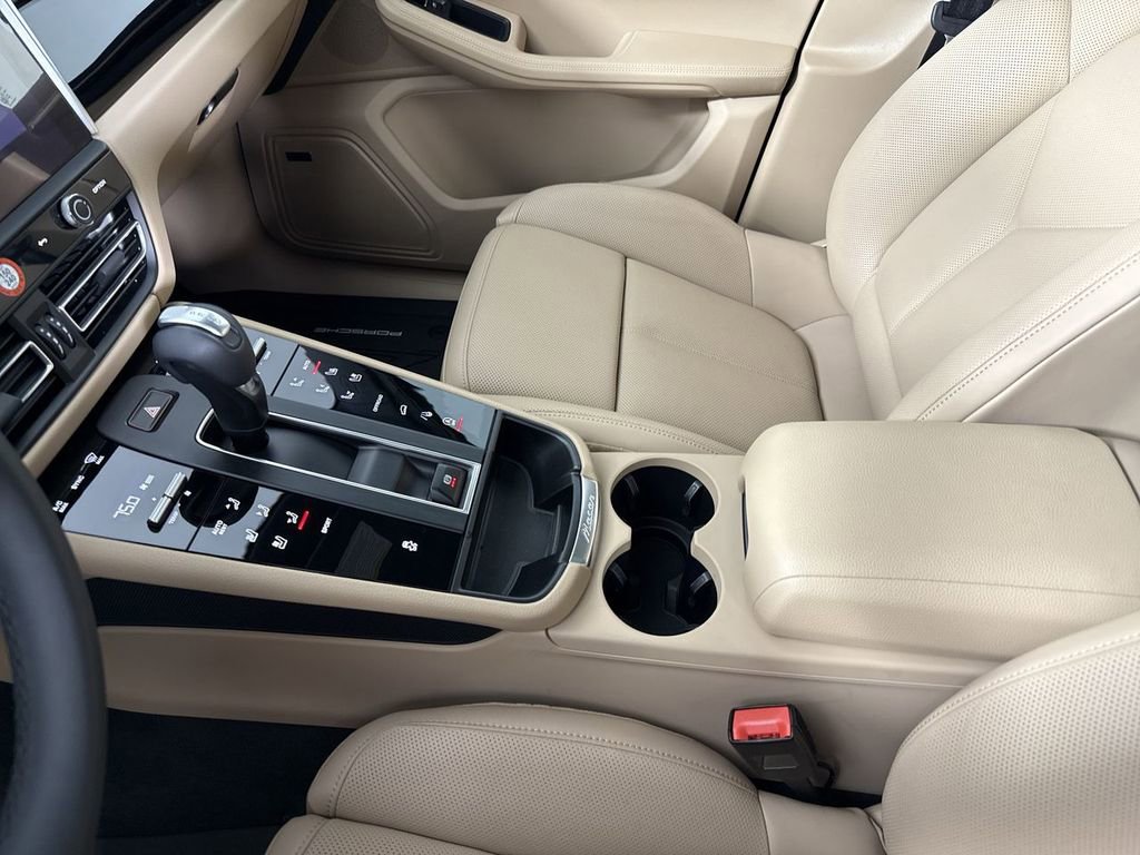 Certified 2025 Porsche Macan image 31