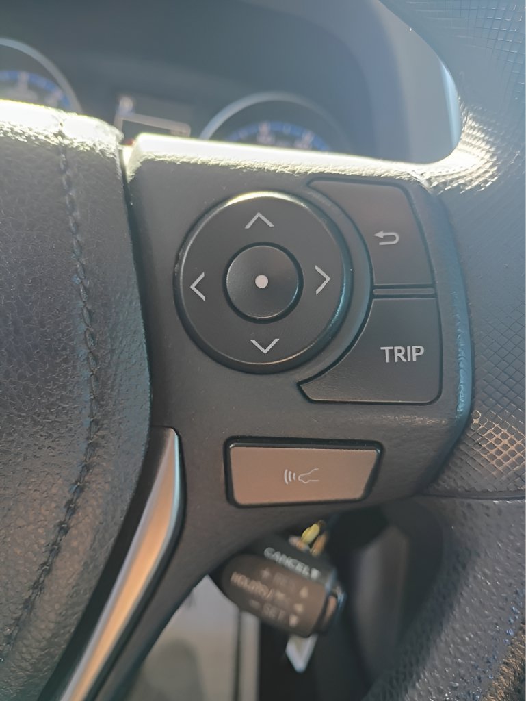 Used 2018 Toyota RAV4 LE FWD image 2