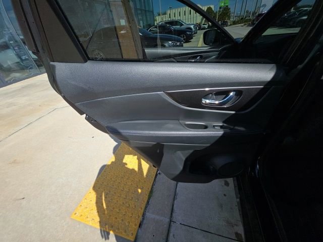 Used 2019 Nissan Rogue SV image 22