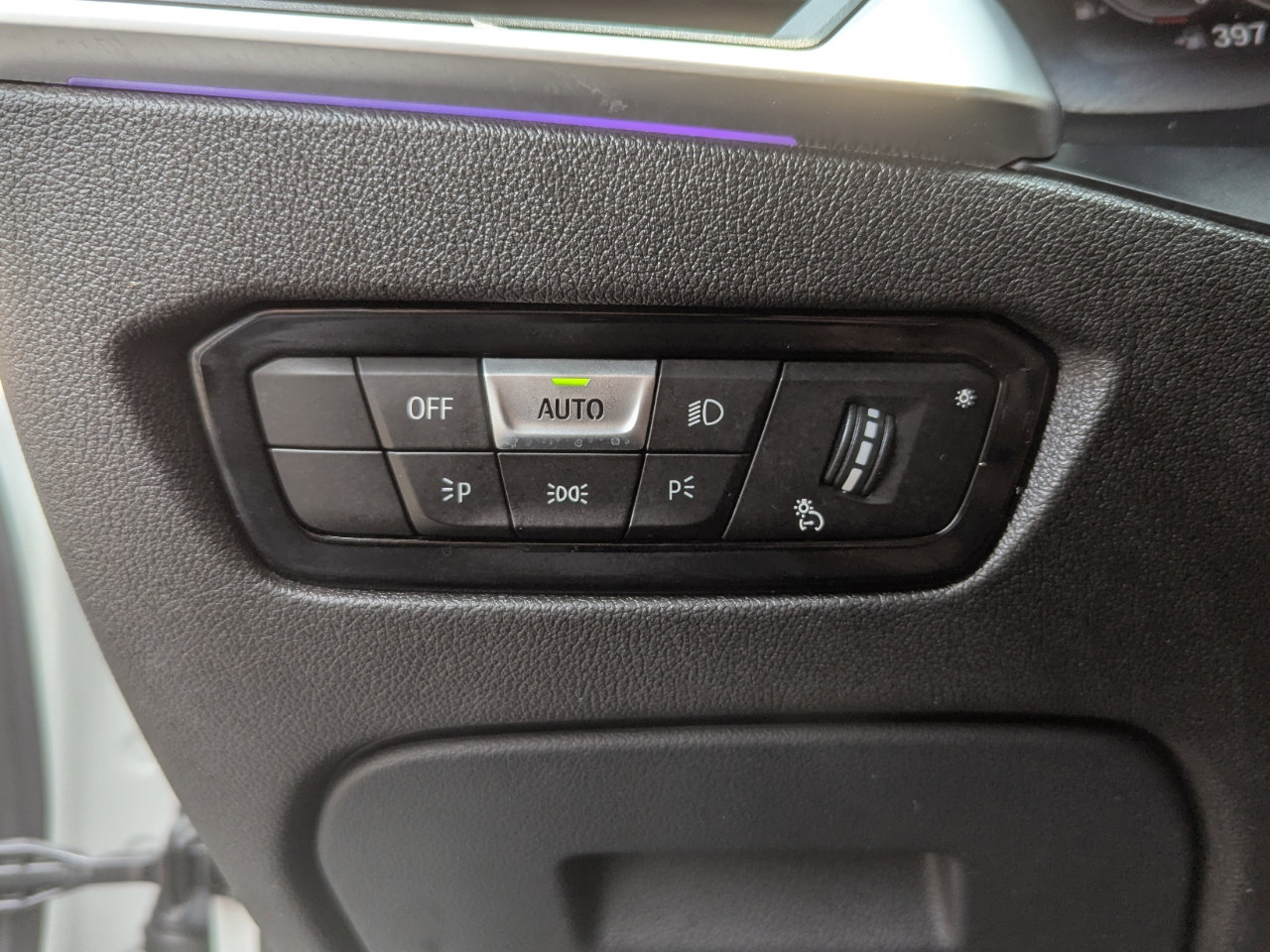 Used 2020 BMW 330i xDrive Sedan w/ Premium Package image 18