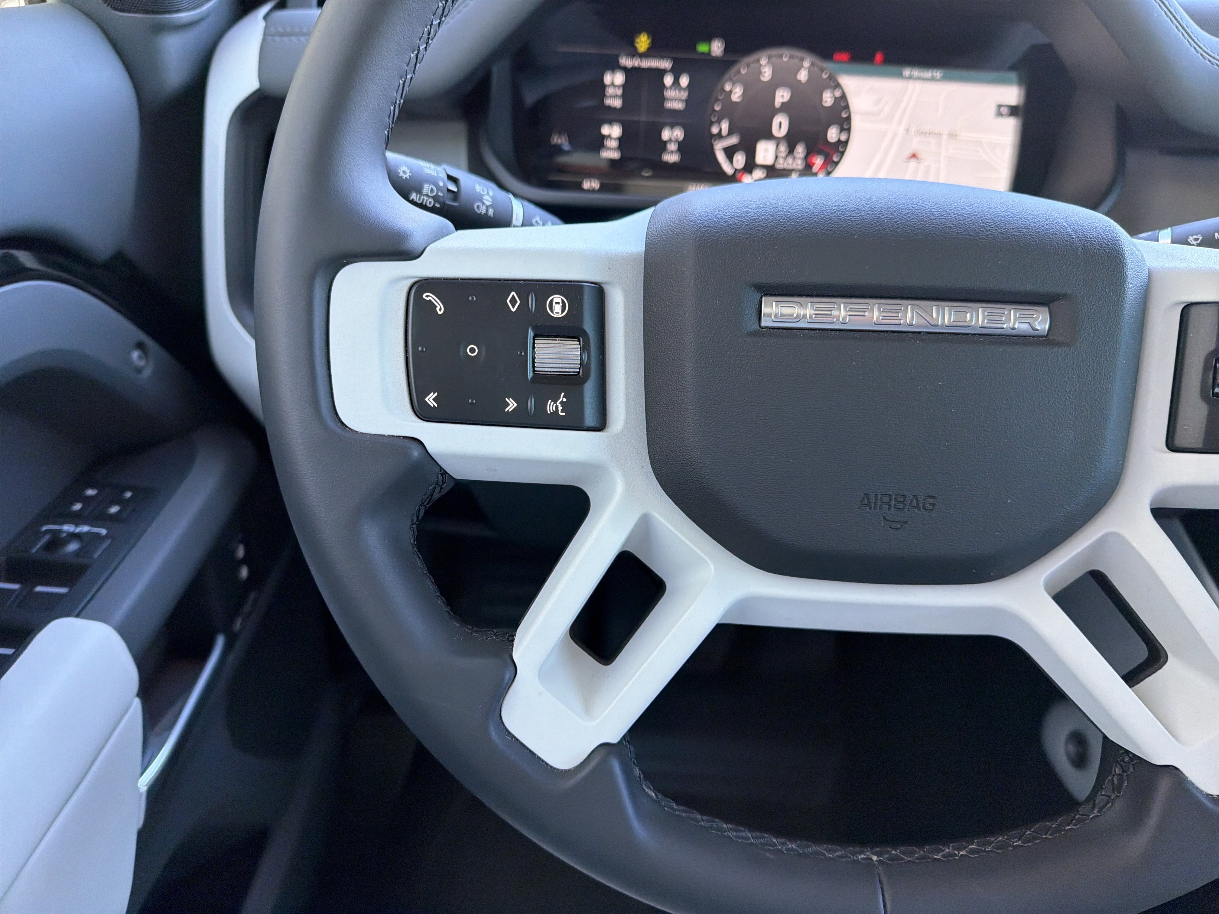 Used 2025 Land Rover Defender 130 X-Dynamic SE image 19