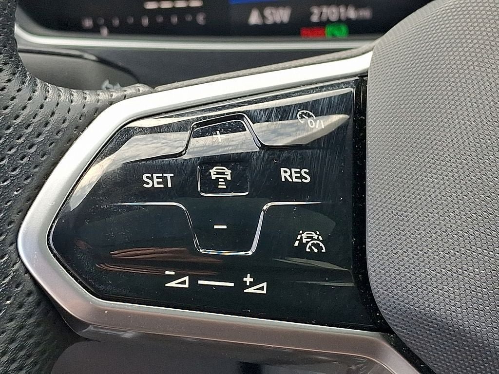 Certified 2023 Volkswagen Tiguan SE R-Line FWD image 22