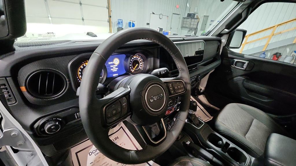 Used 2025 Jeep Gladiator Mojave image 10