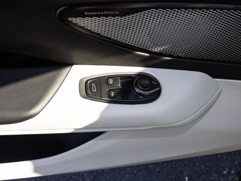 Used 2025 Aston Martin V8 Vantage Coupe RWD image 21