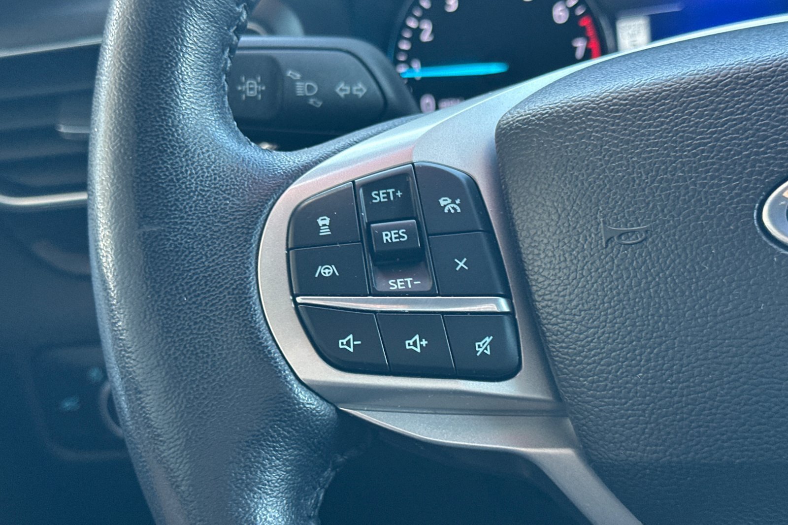 Used 2023 Ford Explorer Limited w/ Limited Technology Package RWD image 29