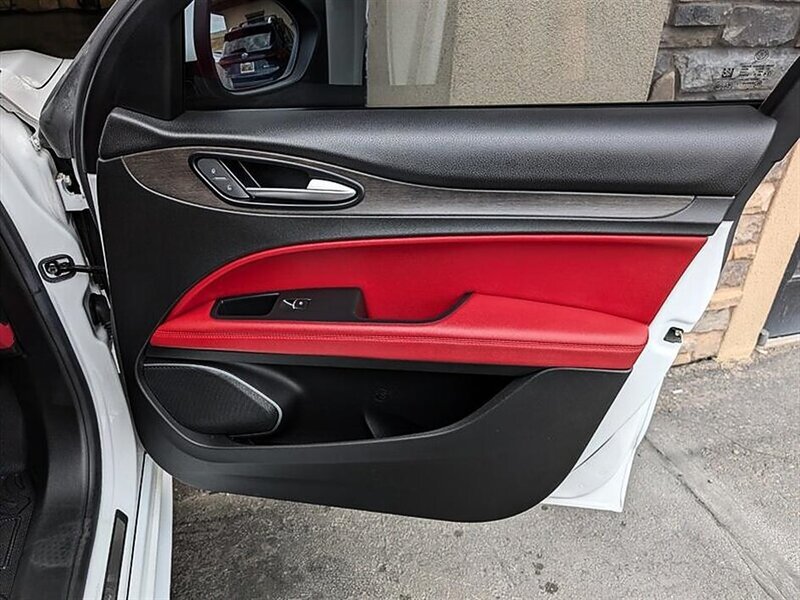 Used 2020 Alfa Romeo Stelvio Ti w/ Active Blind Spot Package AWD/4WD image 30