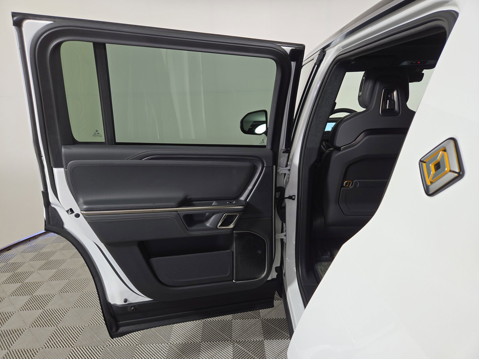 Used 2024 Rivian R1S Adventure AWD/4WD image 17