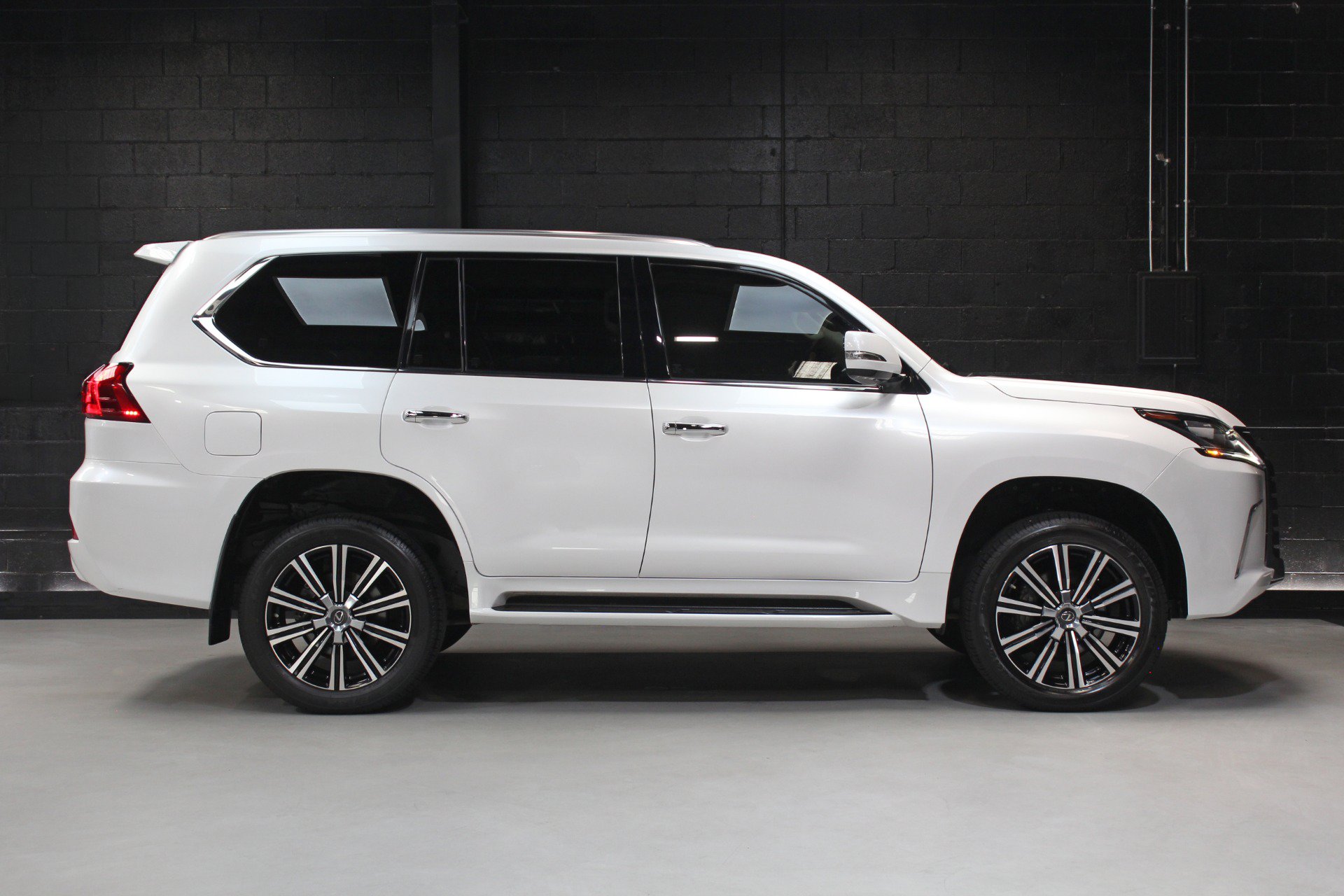 Used 2021 Lexus LX 570 4WD w/ Luxury Package image 15