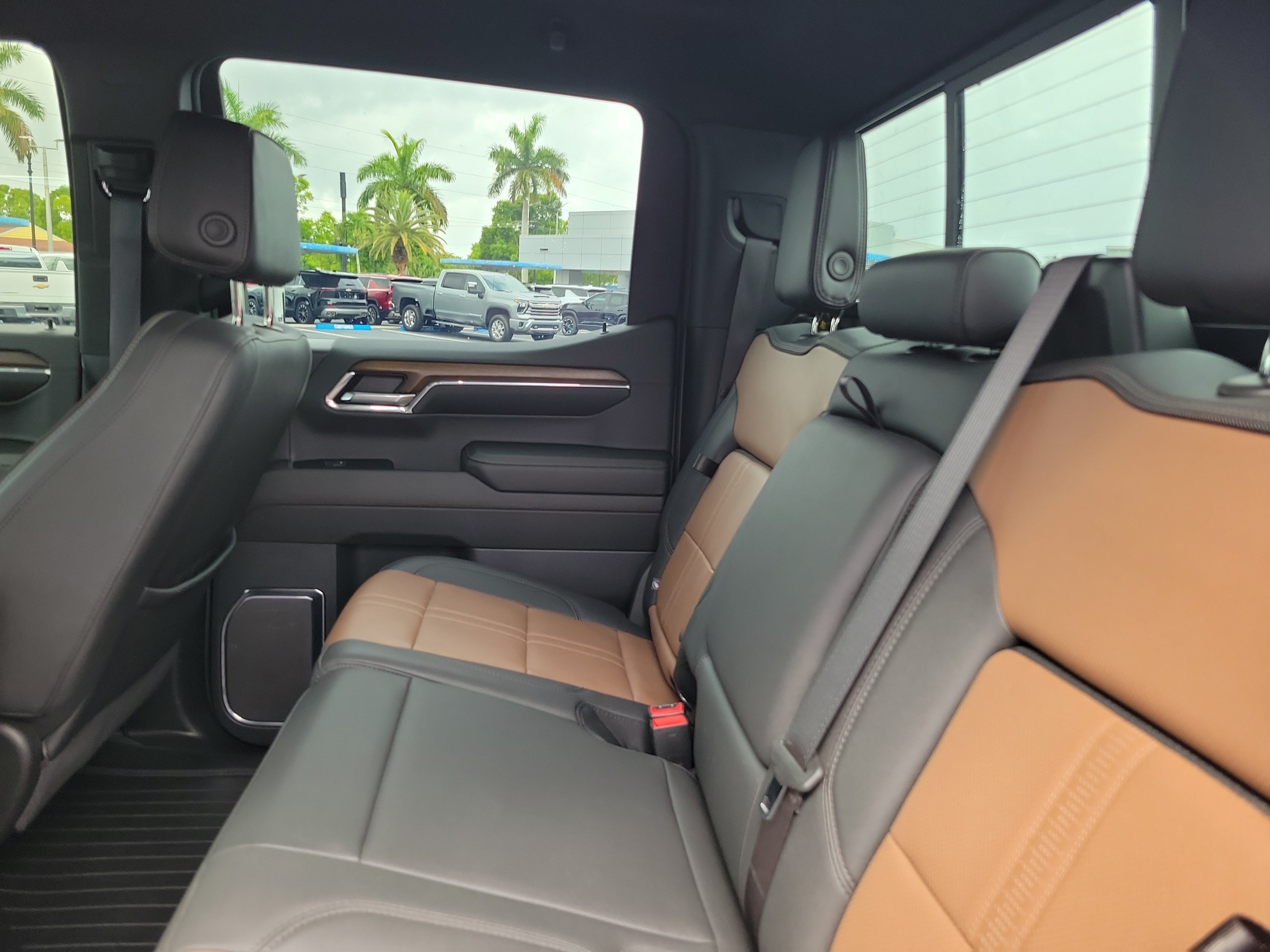 Used 2024 Chevrolet Silverado 1500 High Country w/ Technology Package AWD/4WD image 9