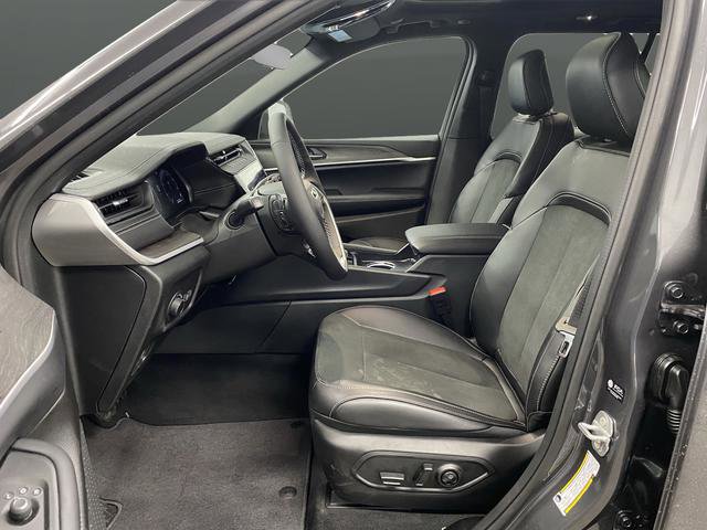 New 2026 Jeep Grand Cherokee Altitude image 4